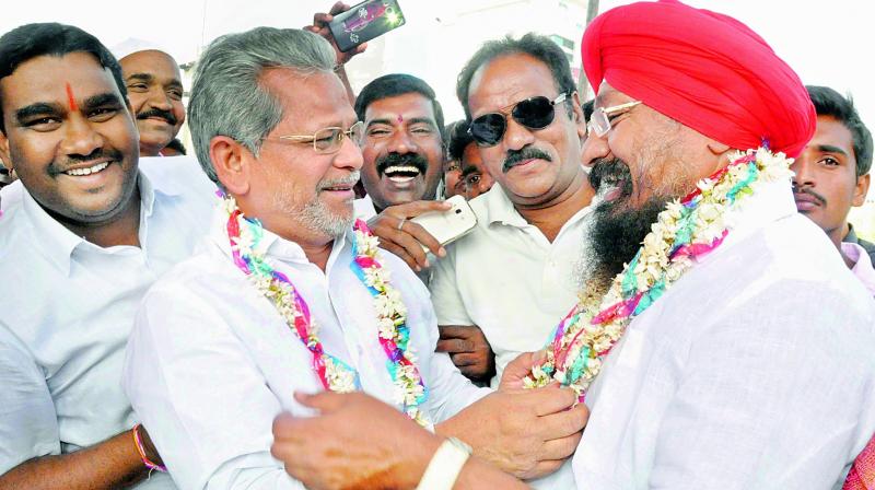 MLC Naradasu Laxman and Municipal Corporation Mayor S. Ravinder Singh garland each other on the occasion of Telangana Deeksha Diwas in Karimnagar on Wednesday. (Photo: Deccan Chronicle)