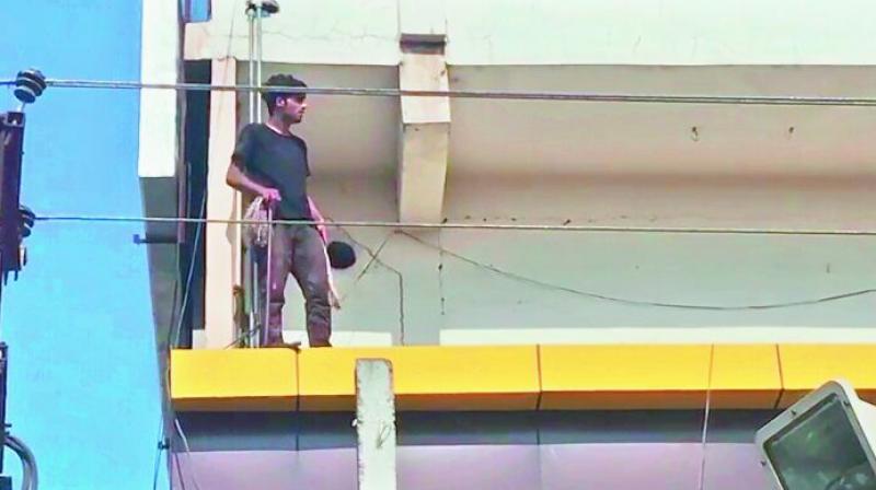 Student gave the police a slip and ran out of the police station and climbed atop the hotel building. (Representational Image)