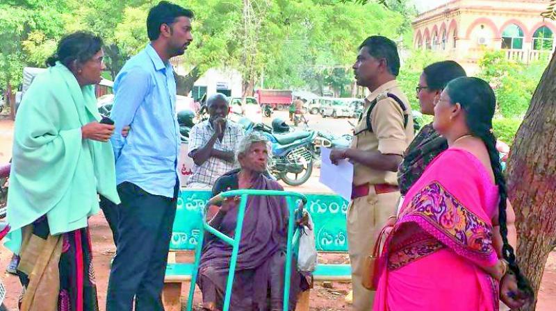 Guntur urban SP Ch Vijaya Rao speaking with the 77-year-old Unnava Hunumayamma.