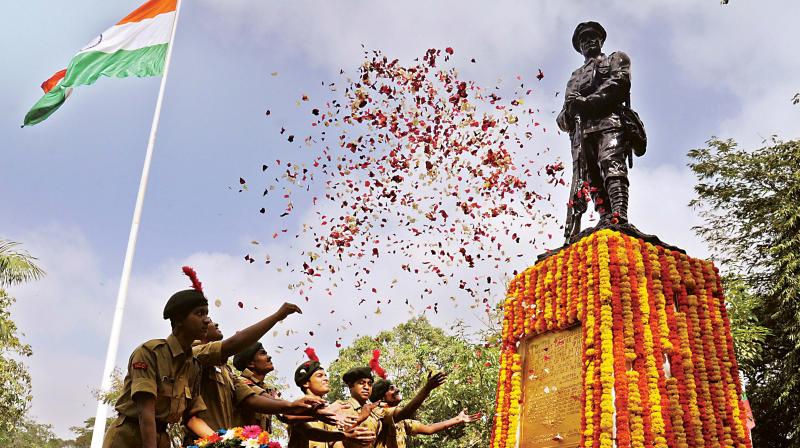 NCC cadets pay tribute at the Martyrs Memorial in Bengaluru on Saturday, on the ocassion of Viay Divas  (Photo: R. Samuel)