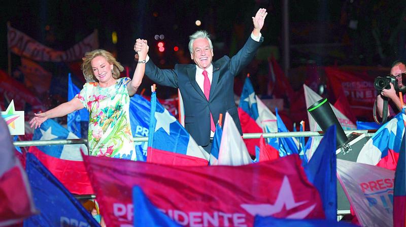 Chilean presidential candidate Sebastian Pinera along with his wife Cecilia More celebrates his victory in Santiago.  (Photo: AFP)