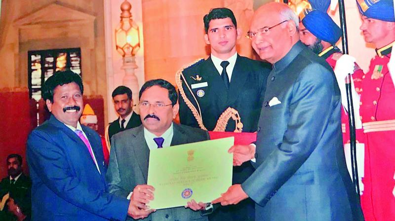 President Ram Nath Kovind presents Indira Gandhi NSS award to AKNU V-C and NSS co-ordinator in New Delhi on Thursday. (Photo: DC)