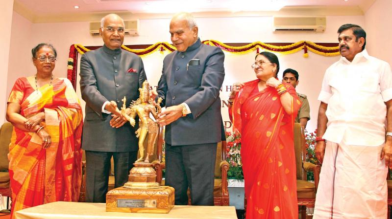 Governor Banwarilal Purohit presenting a memento to President Ram Nath Kovind at Raj Bhavan on Saturday. A grand banquet was hosted at the Raj Bhavan in honour of the visiting President and First Lady Savita Kovind. Chief Minister Edappadi Palaniswami and his cabinet  colleagues, besides several dignitaries and diplomats, were present.	 (Photo: DC)