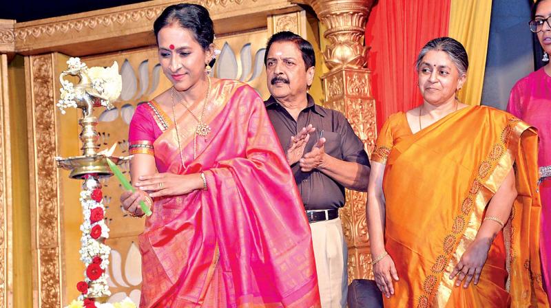 Bombay Jayashri inaugurates the music festival by lighting a traditional lamp at APL Global School campus in Thoraipakkam. Actor Sivakumar looks on. (Photo: DC)