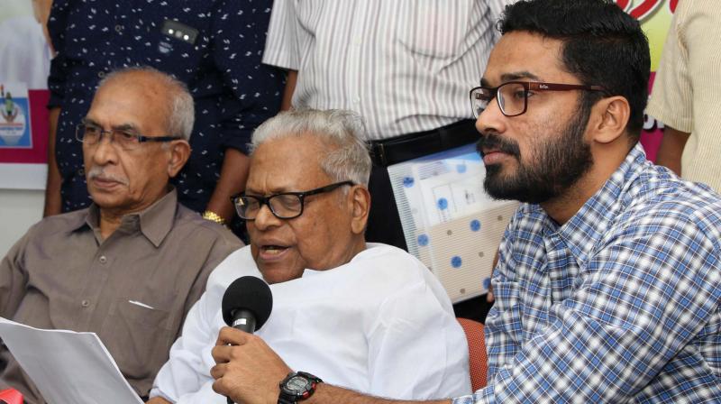 Administrative Reforms Commission chairman V.S. Achuthanandan speaks after presenting Ummaseri Madhavan Award to Sriram Venkataraman (right) in Thiruvananthapuram on Wednesday. Former chief secretary C.P. Nair looks on. (Photo: G.G. ABHIJITH)