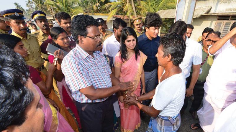 The Central team takes stock of the situation at cyclone Ockhi affected areas in the district on Thursday. (Photo: PRD)