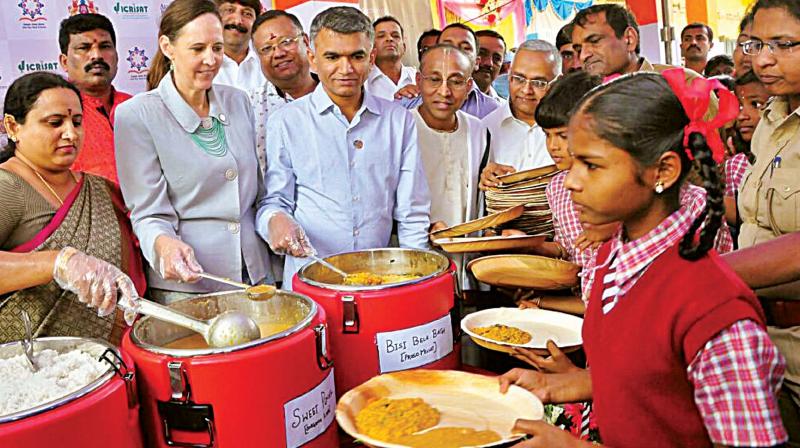 Agriculture Minister Krishna Byre Gowda and AkshayaPatra Foundation Vice Chairman, Chanchalapathi Dasa at the launch of millets in the mid-day meal scheme by the Foundation in Bengaluru on Friday