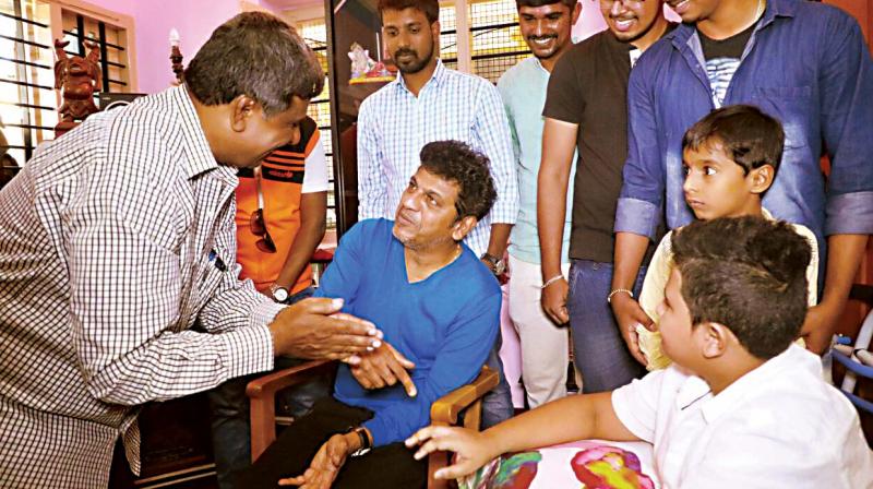 Sandalwood actor Shivrajkumar with Ullekh, a fan who met with an accident recently (Photo:DC)