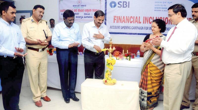 Jail and SBI officials after signing an agreement on providing bank accounts to prisoners, in Bengaluru