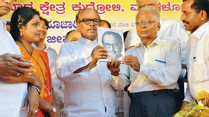 Veteran Congress leader  B. Janardhan Poojary releases his autobiography Saala Melada Sangrama  in Mangaluru on Friday. (Photo:KPN)