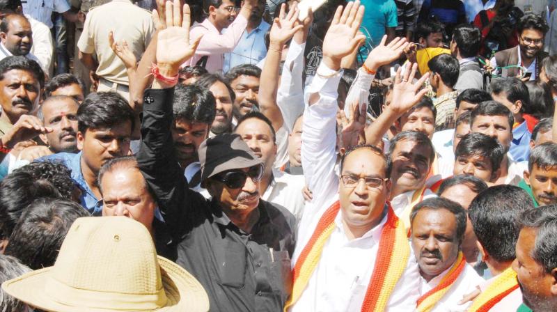 Kannada activists led by Vatal Nagaraj and Sa Ra Govindu stage a protest in Bengaluru on Sunday on Mahadayi issue. (Photo:KPN)