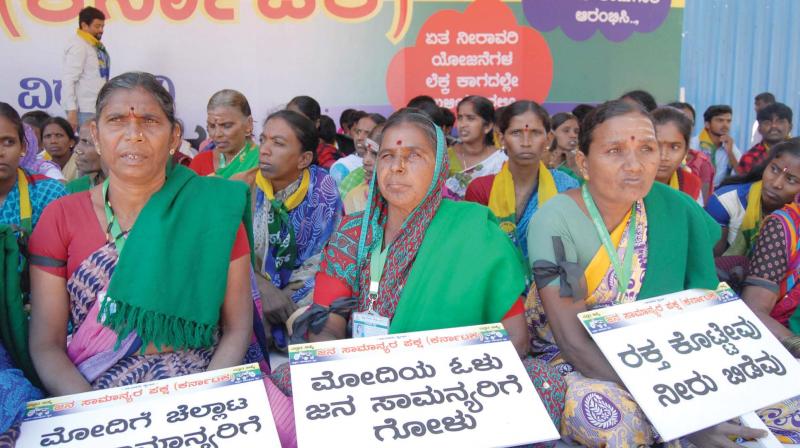 Jana Samanyara Paksha members stage a protest at Freedom Park in Bengaluru on Sunday against  PM Narendra Modi on Mahadayi issue. (Photo:KPN)