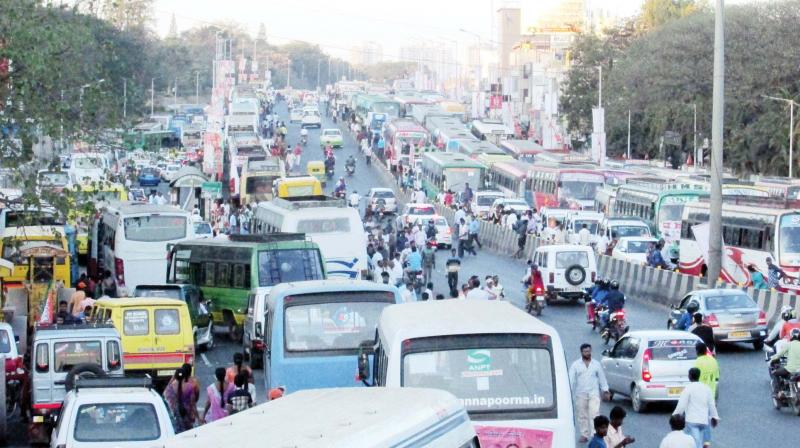 Traffic jam at Mekhri Circle in Bengaluru on Sunday during the visit of PM Narendra Modi. (Photo:KPN)