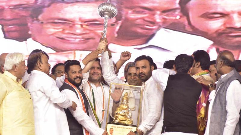 Chief Minister Siddaramaiah and state Congress leaders present a mace and a momento to party president Rahul Gandhi at Hosapete in Ballari district on Saturday.  (Photo:DC)