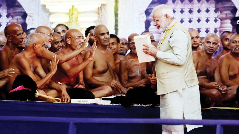 Modi meeting Jain monks at Shravanabelagola, (Photo:Shashidhar B)