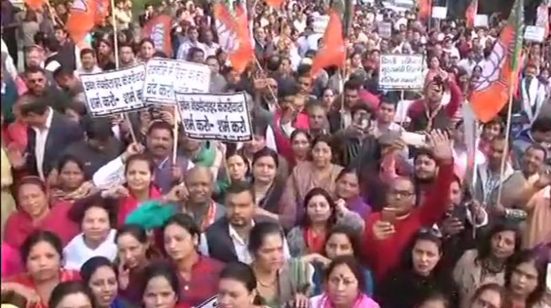 DBJP workers are staging protests near Kejriwals residence raising slogans against the ruling Delhi government. (Photo: ANI)