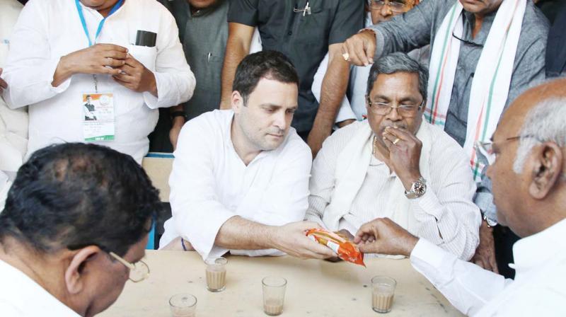 Congress president Rahul Gandhi, Chief Minister Siddaramaiah and party leaders D.K. Shivakumar, Mallikarjun Kharge and K.C. Venugopal having tea at a roadside tea stall in Vijayapura  on Saturday. (Photo:KPN)