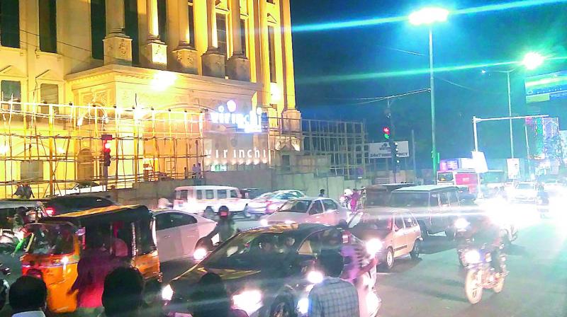 The commuters who were caught unaware due to a sudden stop of traffic signals on the busy Road No. 12 Junction at Banjara Hills on Monday. (Photo:DC)