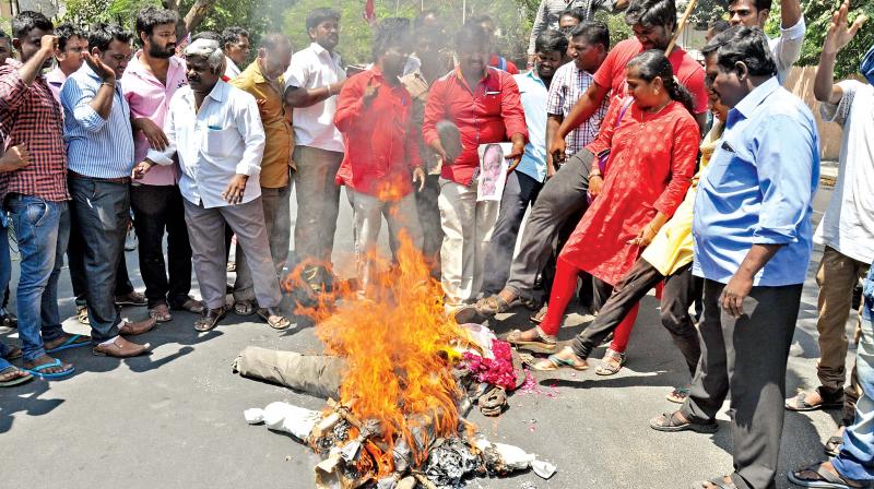 A group of protesters belonging to CPI(M) burns an effigy of BJP national secretary  H. Raja at Valluvar Kottam on Thursday. (Photo:DC)