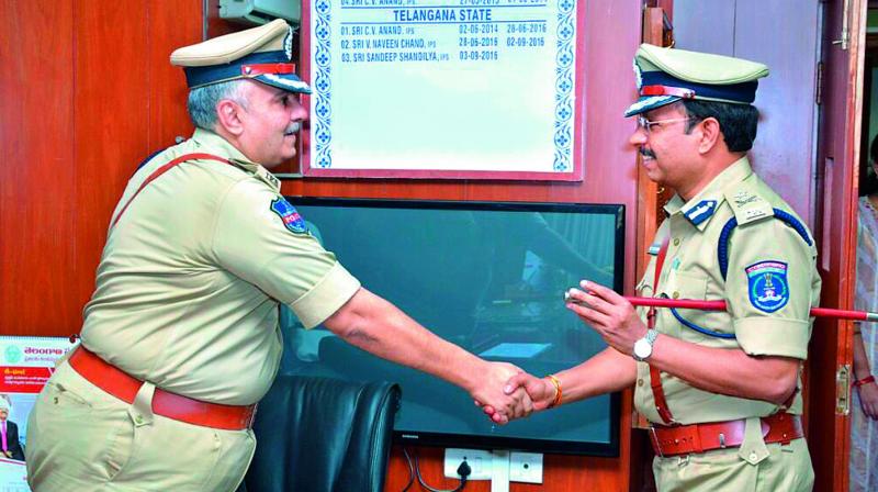 New Cyberabad Commissioner V.C. Sajjanar (right) shakes hands with outgoing Commissioner Sandeep Shandilya as he takes charge as Commissioner of Police, Cyberabad, at Gachibowli on Wednesday. (Photo:DC)