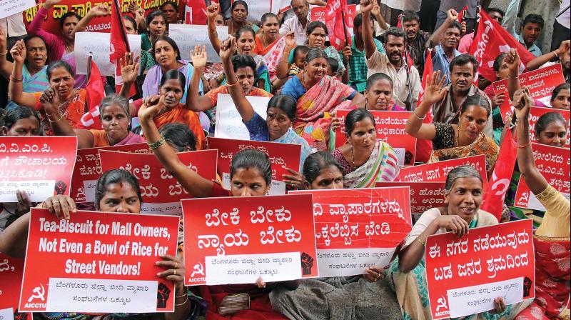 Members of the Bengaluru Jilla Beedhi Vyapari Sanghatanegala Okkuta protest in front of the BBMP head office in Bengaluru on Wednesday. (Photo:DC)