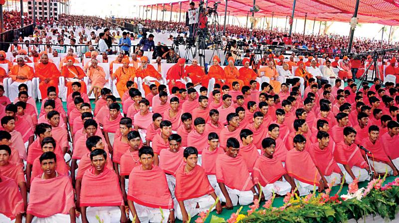 Hundreds of students chanted Vedic hymns at the 111th birthday celebration of Sri Shivakumara Swami at Siddaganga Math in Tumakuru on Sunday. (Photo:KPN)