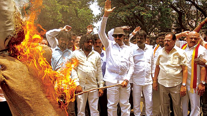 Members of Kannada Okkuta Karnataka led by Vatal Nagaraj stage a protest at SBM Circle in Bengaluru on Sunday against demand for Cauvery Management Board by Tamil Nadu. (Photo:KPN)