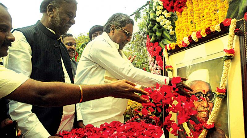 CM Siddaramaiah offers floral tributes to former Deputy Prime Minister Babu Jagjivan Ram on his birth anniversary in Bengaluru on Thursday.  (Photo:DC)