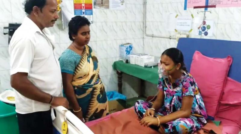 Sarika talks to her parents at the Kancheepuram Government General Hospital before she turned critical and died on Sunday. (Photo: DC)