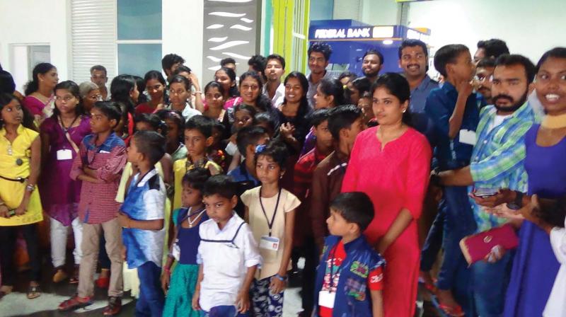 Children accompanied by NSS volunteers and teachers of Sree Narayana Mangalam Engineering College, Maliankara, get ready to board Kochi Metro. (Photo:  DC)