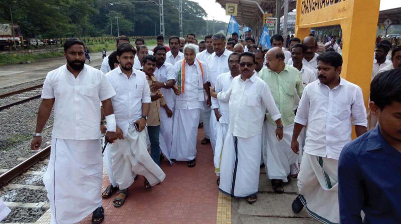 Former Chief Minister Oommen Chandy being welcomed by partymen  at Changanassery railway station on Saturday.