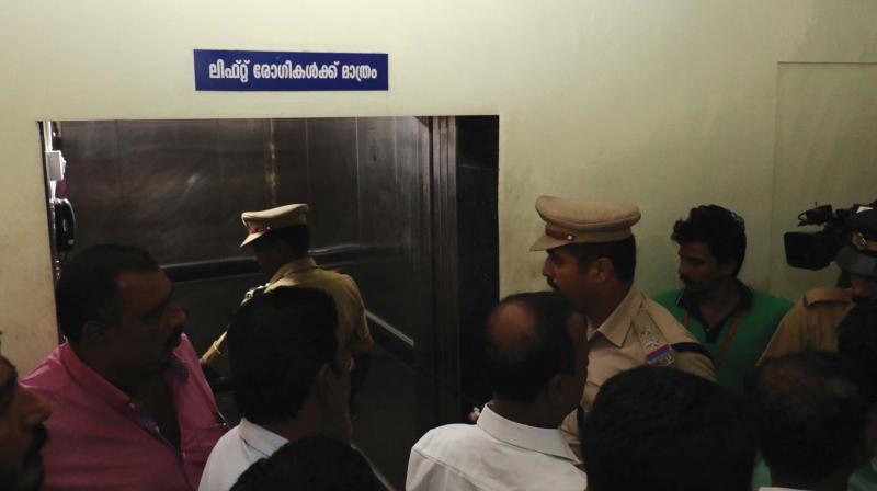 Museum police arrives at Aattukal Devi Hospital to arrest the BJP councillors in Thiruvananthapuram on Monday. The police has registered a case of attempt to murder (IPC 307) against 20 BJP councillors and seven unidentified others.	(Photo: DC)