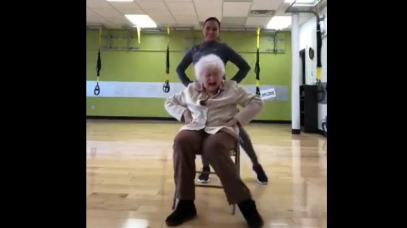 This woman shes still got the moves at 93. (Photo: Twitter / @joana_zanin10)