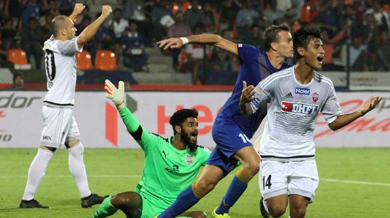 A goalkeeping howler by Mumbais goalie Albino Gomes allowed the returning Eugeneson Lyngdoh to score the winner in the 89th minute. (Photo: ISL)
