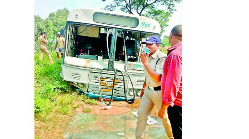 A TSRTC bus swerved into agricultural fields adjacent to the road near Nagarkurnool on Sunday. (Image DC)