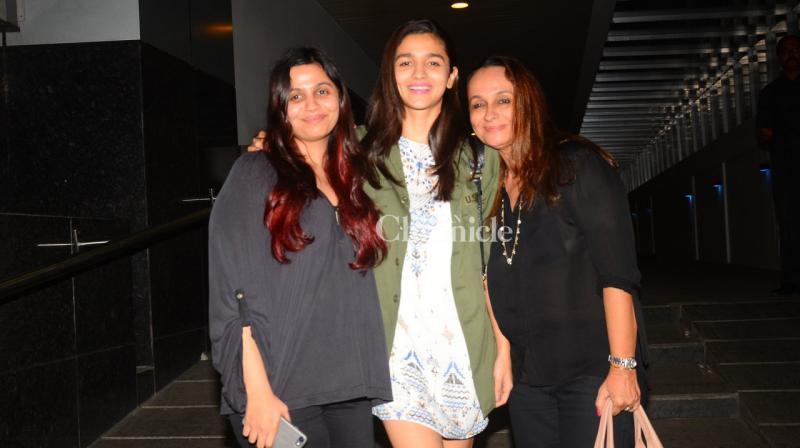 Snapped: Alia Bhatt looks cute as she dines with her mother and sister
