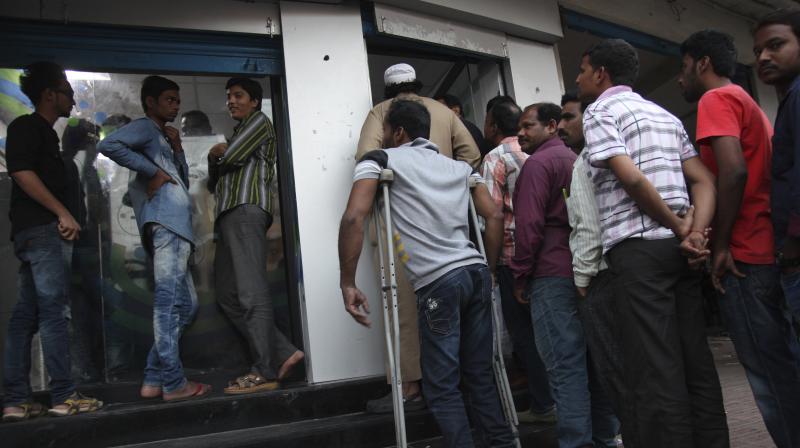 Indians stand in a queue to withdraw and deposit currency at an ATM in Hyderabad. (Photo: AP)