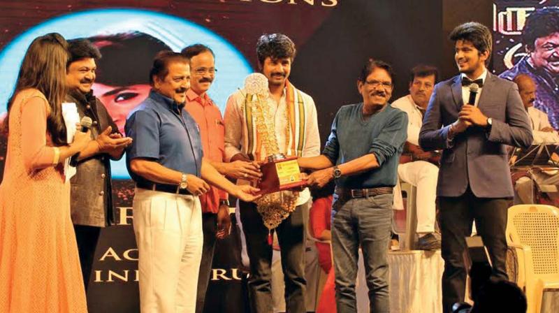 Sivakarthikeyan receiving the award from Bharathi Raja and Sivakumar.