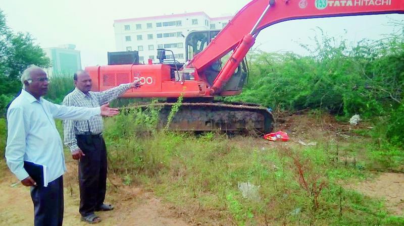 Swachh Andhra mission VC Dr Venkatarao giving directions for jungle clearance in Nellore city.