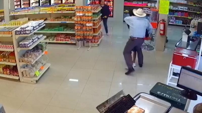 Cowboy comes to the rescue to stop armed robbery in butcher shop. (Photo: Facebook / Asalto frustrado - Video Screengrab)