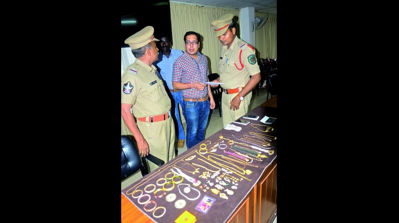 ACP, CCS, Y. Govinda Rao displays the booty recovered from the accused, Gangadhar, at the police commissionerate in Visakhapatnam on Monday. (Photo: DC)