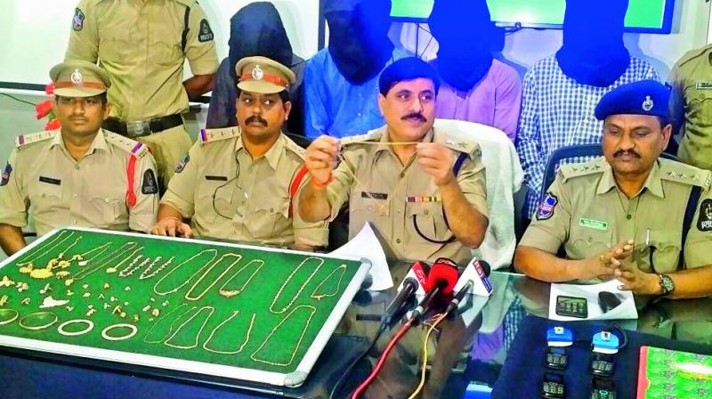 Police displays the valuables seized from the Tamil Nadu-based gang in front of the media on Friday. (Photo: DC)
