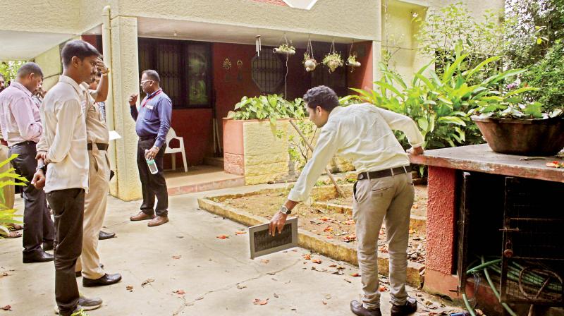 SIT sleuths recreate the scene of journalist Gauri Lankeshs murder at her home in Bengaluru on Friday 	 DC