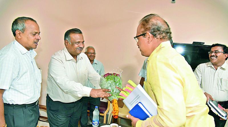 Justice L. Manjunathan being greeted by EG district collector H. Arun Kumar upon this arrival in Kakinada on Tuesday. (Photo: DC)