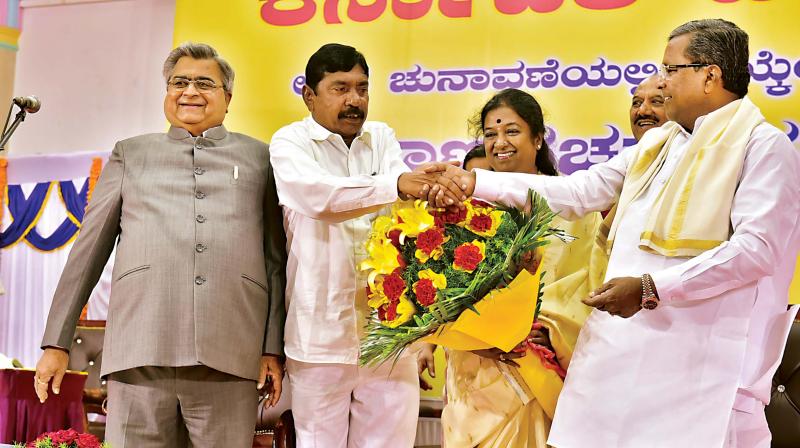 Chief Minister Siddaramaiah greets newly-elected MLAs Geetha Mahadev Prasad and Kalale Keshavamurthy at the oath taking ceremony in Bengaluru on Friday. (Photo: DC)