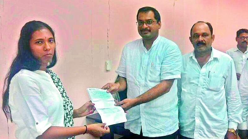 Guntur municipal commissioner S. Nagalakshmi accepts advance tax payment cheques from the tax-payers at GMC office in Guntur on Friday. (Photo: DC)