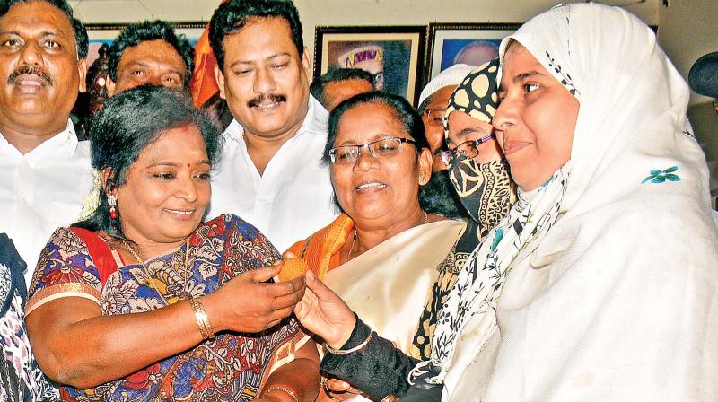 BJP state president Dr Tamilisai Soundararajan distributes sweets to Muslim women at party headquarters, Kamalalayam, in the city on Thursday, hailing the Supreme Court verdict which held the triple talaq as invalid. (Photo: DC)