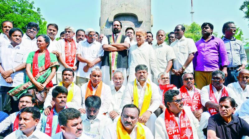 TPCC chief N. Uttam Kumar Reddy, TJAC chairman M. Kodandaram and leaders of all political parties stage a protest seeking reopening of the Dharna Chowk at Indira Park, in front of the Assembly on Friday. 	 DC