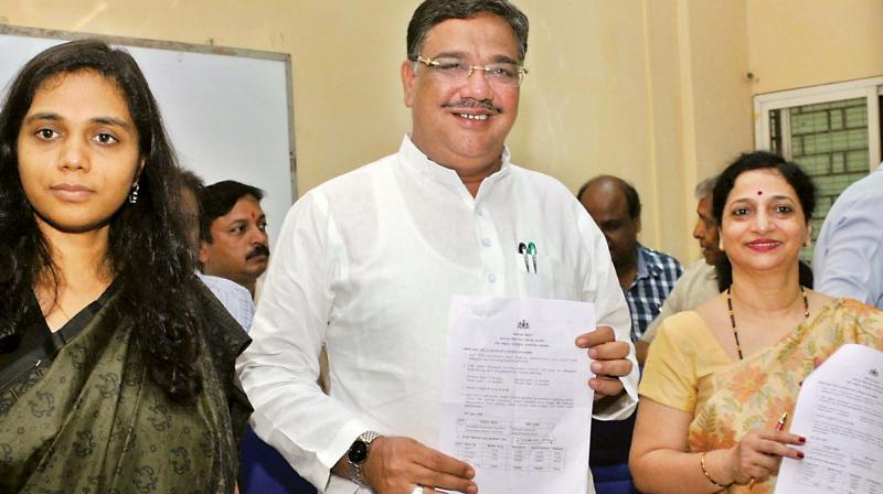 Primary and Secondary Minister Tanveer Sait announces the SSLC results in Bengaluru on Friday. KPN