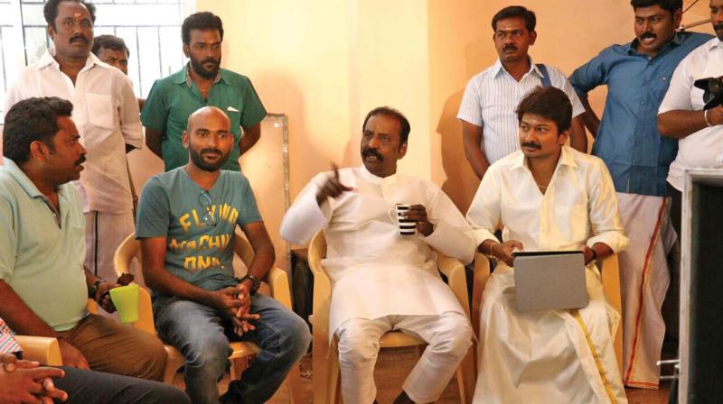 Vairamuthu with cast of Kanne Kalaimaane